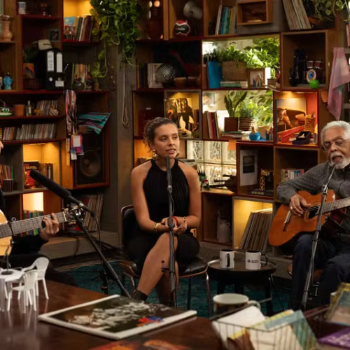 Gilberto Gil inaugura temporada 2026 do Tiny Desk Brasil ao lado dos netos Flor e Bento
