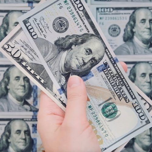 Dólar recua e se aproxima de R$ 6 após divulgação de dados econômicos dos EUA